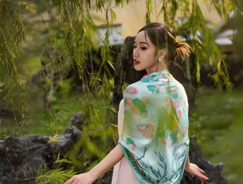 Khăn lụa vuông nhỏ thêu tay: Phụ kiện thời trang đẳng cấp